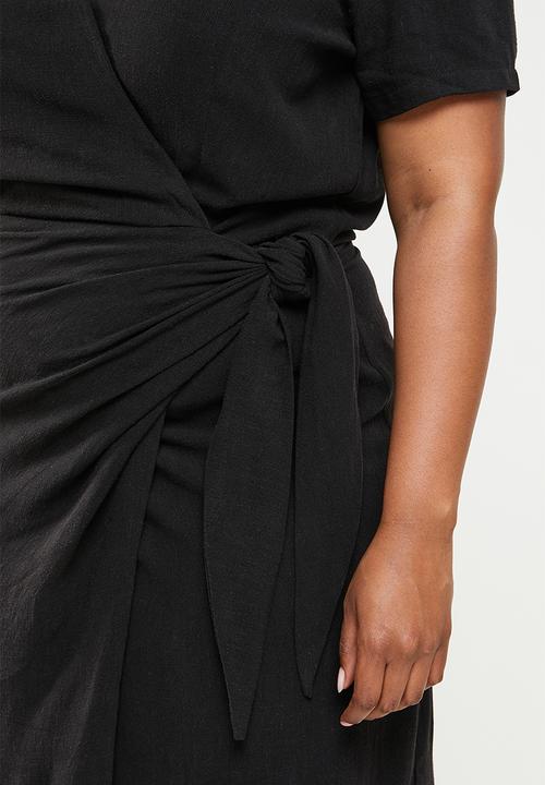 Me&B - Plus wrap linen dress - black