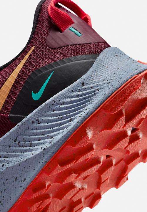 Nike - Pegasus trail 3 - dark beetroot/wheat-black-bright crimson