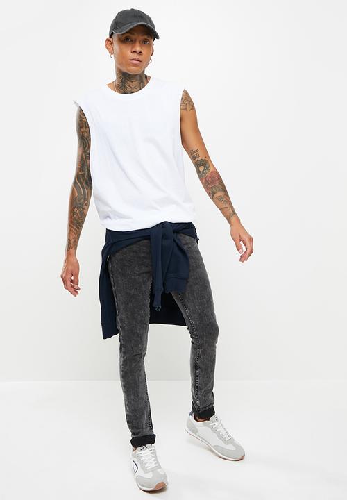 STYLE REPUBLIC - Cut off sleeve vest - white