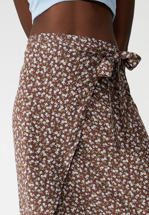 Cotton On - Woven lara wrap midi skirt - tenesha ditsy dark sienna