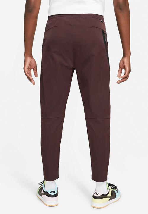 Nike -  Tech Essentials Men's Unlined Commuter Trousers - brown basalt/black