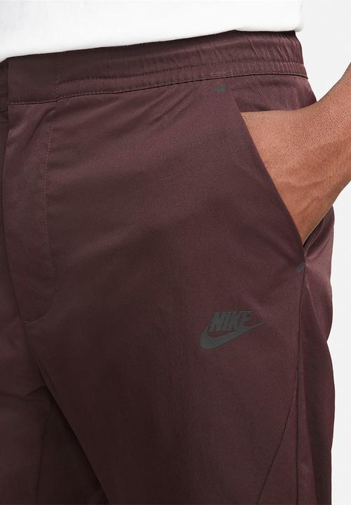 Nike -  Tech Essentials Men's Unlined Commuter Trousers - brown basalt/black