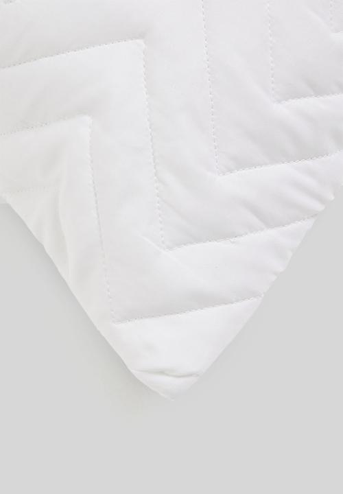 Sixth Floor - Quilted pillow protector