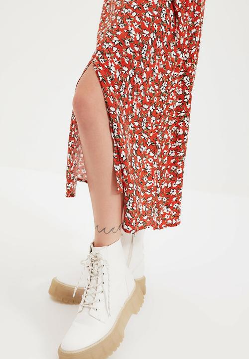 Trendyol - Flower patterned slit detailed skirt - brick