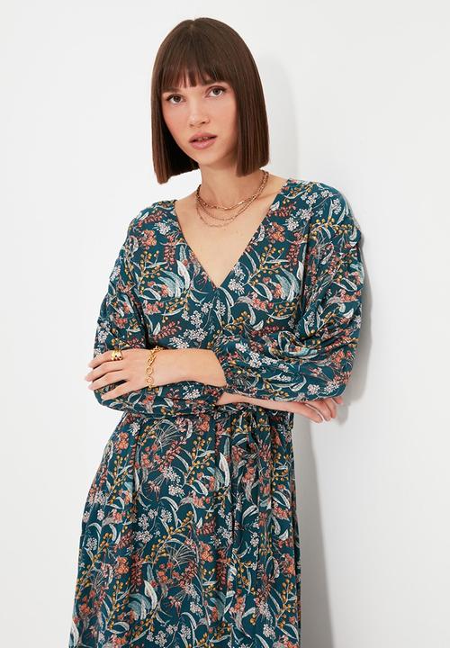 Trendyol - Belted v-neck dress - green