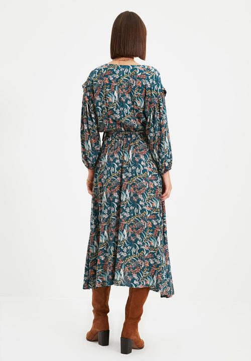 Trendyol - Belted v-neck dress - green