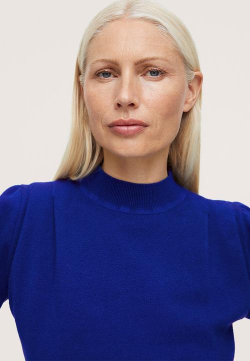 MANGO - Sweater shoulder - bright blue