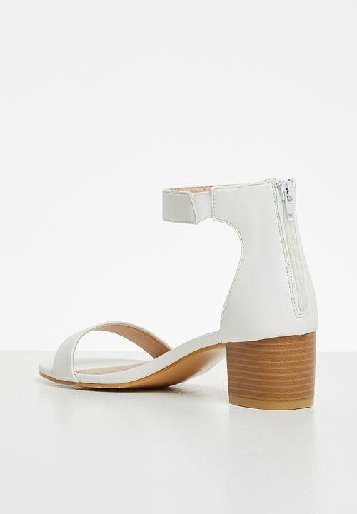 Jada - Barly there ankle strap block heel - white