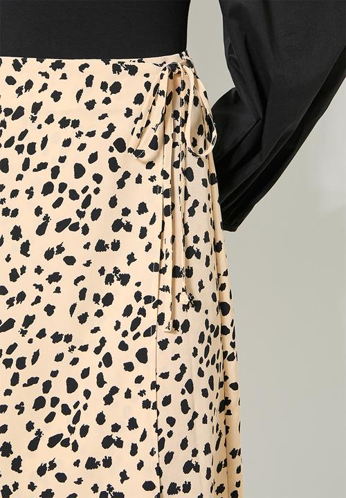 VELVET - Satin wrap midi skirt - sand & black