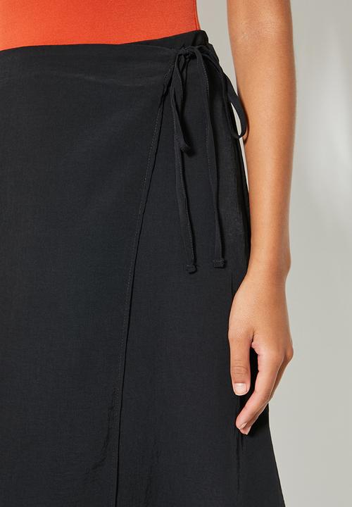 VELVET - Satin wrap midi skirt - black