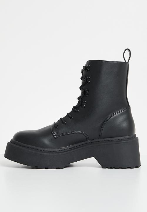 Missguided - Lace up chunky sole ankle boot - black