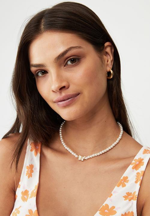 Rubi - Premium beaded choker - gold plated pearl butterfly