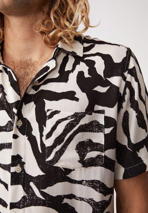 Cotton On - Vacay short sleeve shirt - black white tiger