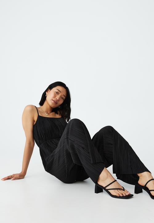 Cotton On - Petite knit strappy pleated playsuit - black