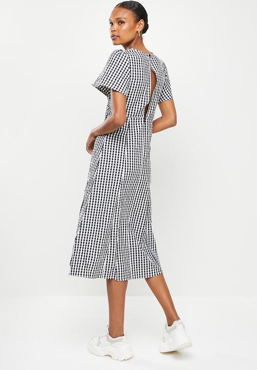 Missguided - Flutter sleeve midi gingham dress - black