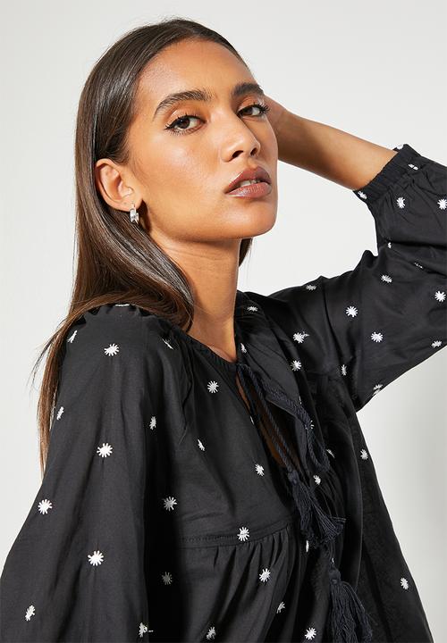 Superbalist - Embroidered puff sleeve shell - black with white 
