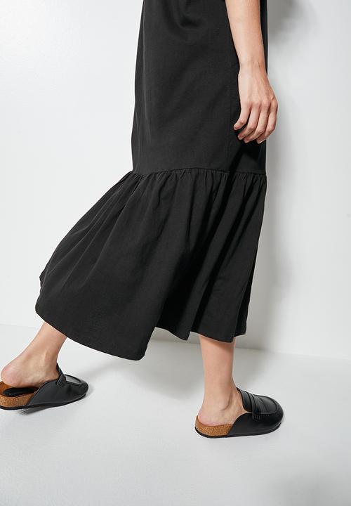 Superbalist - T-shirt dress with tier on the hem - black