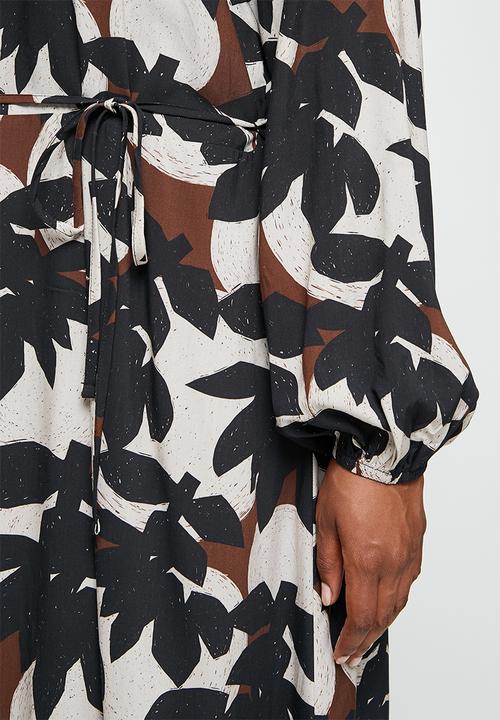 edit Plus - Mandarin collar waisted maxi dress - mono linear leaves
