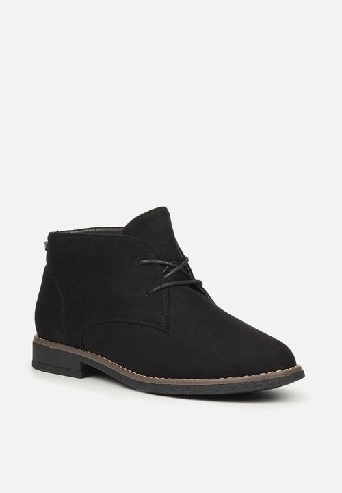 Butterfly Feet - Essex 1 suede chukka boot - black