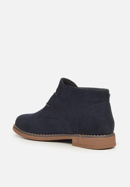 Butterfly Feet - Essex 1 suede chukka boot - navy
