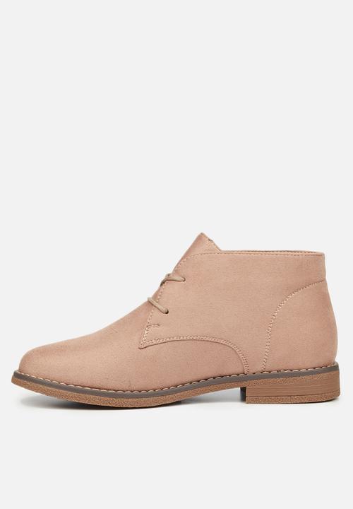 Butterfly Feet - Essex 1 suede chukka boot - pink