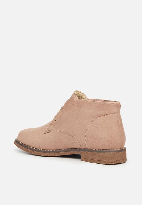Butterfly Feet - Essex 1 suede chukka boot - pink