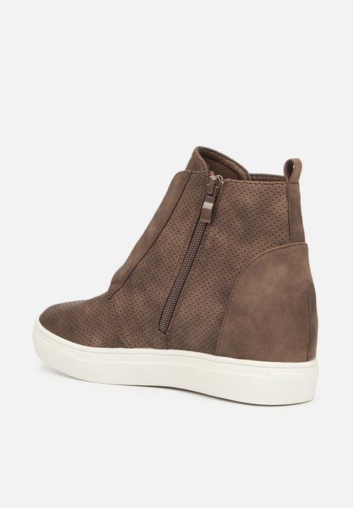 Butterfly Feet - Heron 2 nubuck wedge sneaker - chocolate