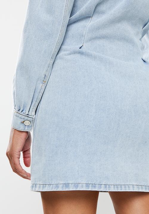 Missguided - Cinched waist acid wash denim dress - light blue