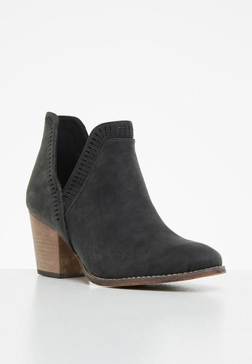 Seduction - Side cut out ankle boot - black