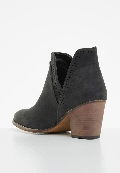 Seduction - Side cut out ankle boot - black