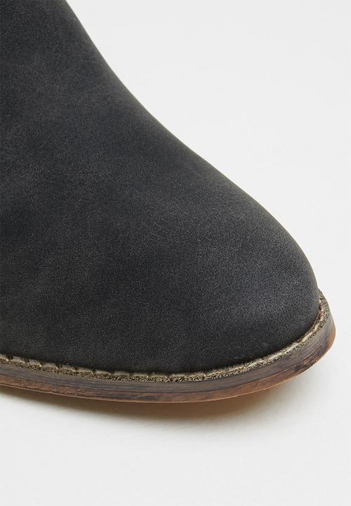 Seduction - Side cut out ankle boot - black