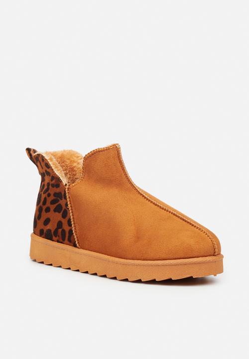Butterfly Feet - Cozy 3 slipper bootie - tan