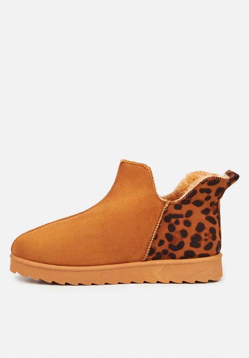 Butterfly Feet - Cozy 3 slipper bootie - tan
