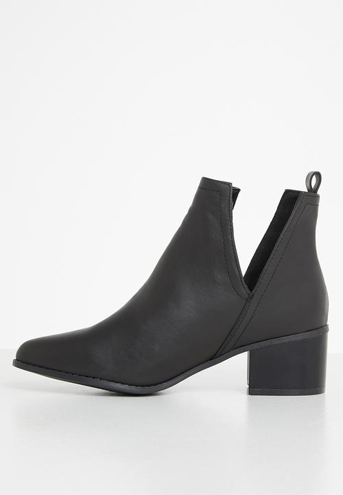 Jada - Classic cut out ankle boot - black