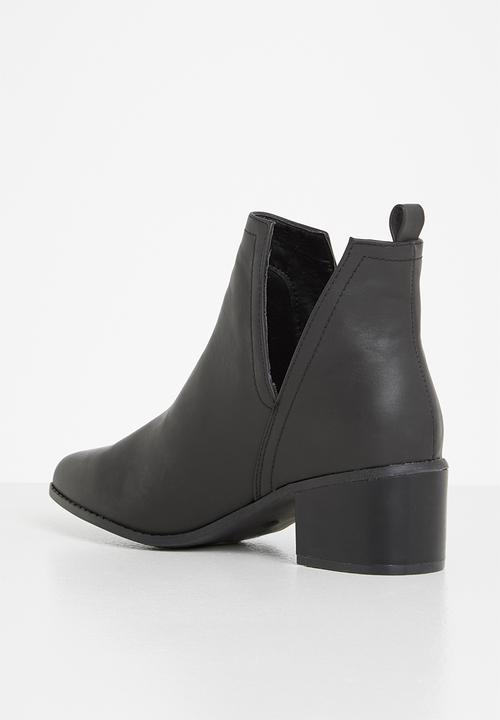 Jada - Classic cut out ankle boot - black