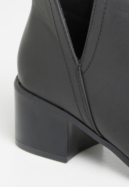 Jada - Classic cut out ankle boot - black