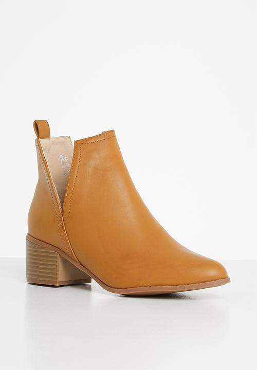 Jada - Classic cut out ankle boot - tan