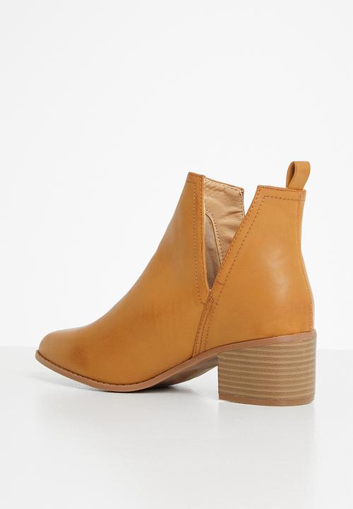 Jada - Classic cut out ankle boot - tan