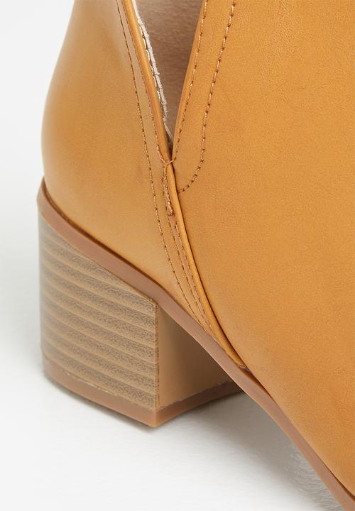 Jada - Classic cut out ankle boot - tan