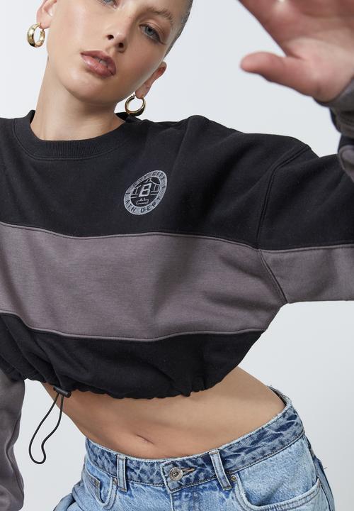 Factorie - Cropped toggle hem graphic crew - black & bay city 