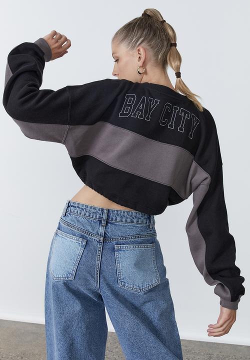 Factorie - Cropped toggle hem graphic crew - black & bay city 