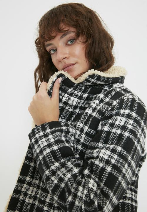 Trendyol - Collar plush detailed quilted coat  - black