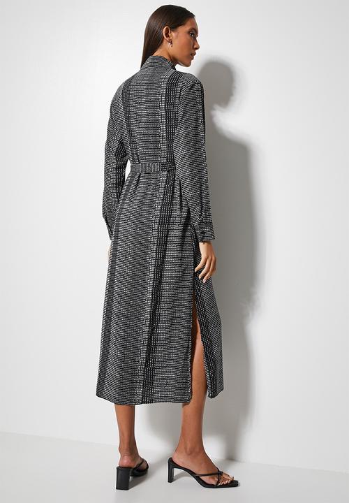 VELVET - Luxe longline dress shirt - black abstract dot