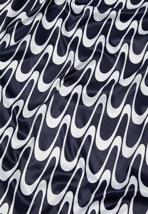 Rubi - Versatile scarf - black & white greta wave