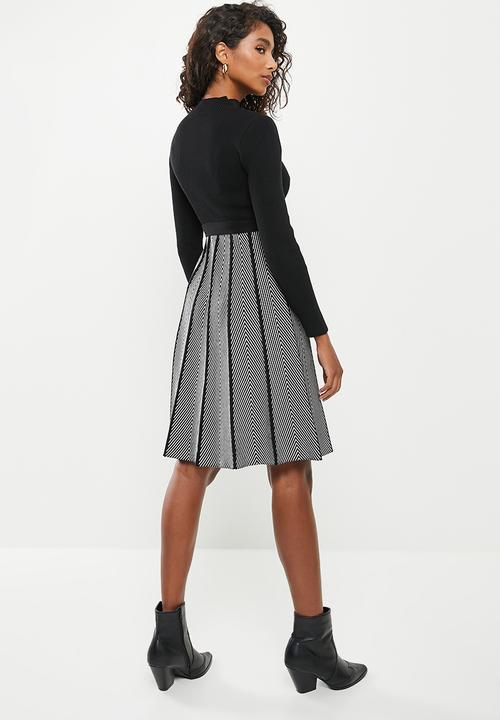 Stella Morgan - Chevron print fit & flare knit dress - black & grey 