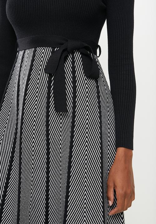 Stella Morgan - Chevron print fit & flare knit dress - black & grey 