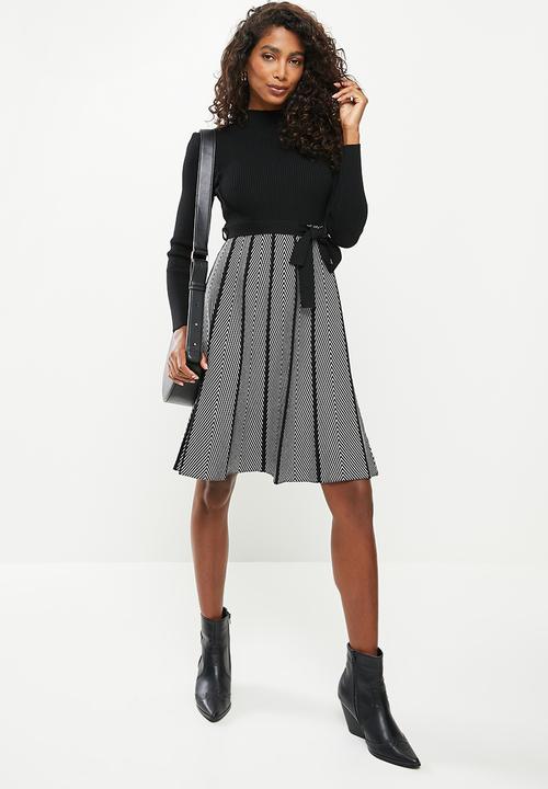 Stella Morgan - Chevron print fit & flare knit dress - black & grey 
