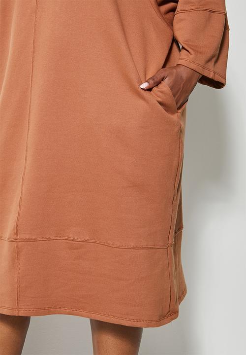 Superbalist - Turtle neck cocoon sweat dress - tobacco