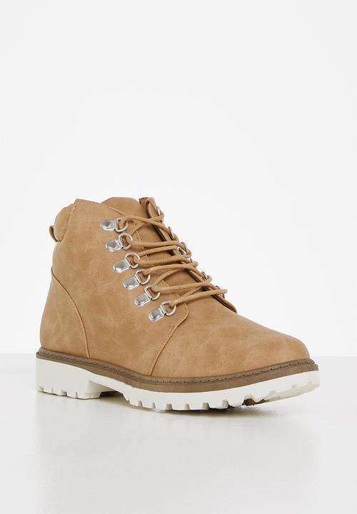 Seduction - Lace up hiking bootie - camel