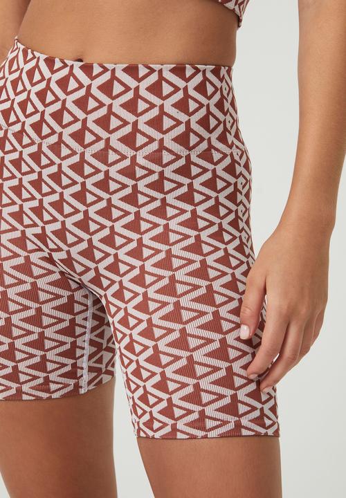 Cotton On - Seamless jacquard bike short - geo triangle baked clay